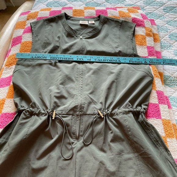 C&C California Olive Green Short Romper in Size Medium - Picture 5 of 8